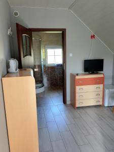Domek całoroczny 8 os, pokoje nad stawem