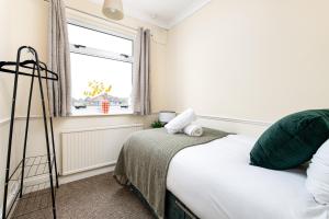 Business & Long Stays- Sleeps7-by FabAccommodation