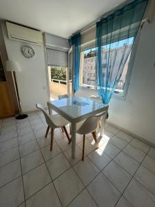 Joli appart Port Azur Climatisé à GOLFE -JUAN en front de mer