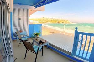 Deluxe Beach Apartment- Sleeps 2 & Private Terrace
