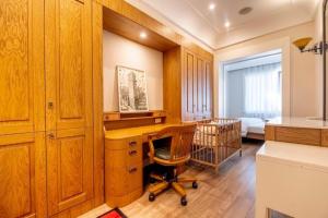 3-Bedroom Apartment with Elevator, Steps from Taksim Square