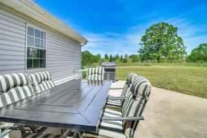 4 Mi to Norfork Lake: Country Stay w Farm Views!