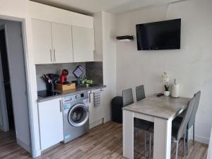 Appartements Front de mer, Wifi, joli appartement 4 couchages, secteur Lydia Grande plage : photos des chambres