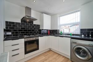 3BR House Steps from Anfield Stadium Sleeps 8