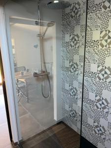 Maisons d'hotes Le Pigeonnier de coupiac : Chambre Double avec Salle de Bains Privative