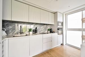 Luxury 2-Bed 2-Bath Apartment -White City -Steps To Tube Station