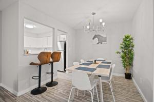 Peaceful & Trendy Unit Near Attractions