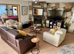 Cheerful Single Story 3-bedroom home w pool table - 3hvězdičkové hotely ve městě Santa Clarita