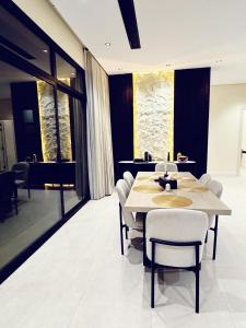 دور أرضي فاخر مع مدخل سيارة خاص