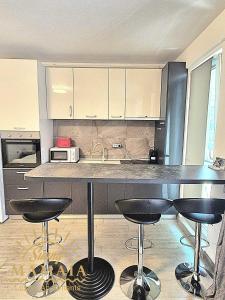 Sunny Mamaia Studio by ALEZZI