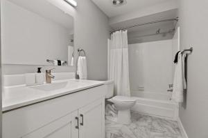 Urban Oasis Sleek Cozy & Well-Located