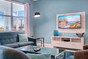 Lakefront 8BR Super Resort Pool Home Near Disney