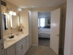 Lowden Suites with Balconies over River St and Private Parking