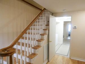 Lowden Suites with Balconies over River St and Private Parking