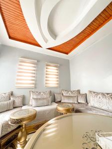 Bright 2-Bedroom Apartment Near Beach -Free WiFi, Parking and Balcony