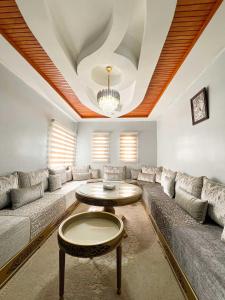 Bright 2-Bedroom Apartment Near Beach -Free WiFi, Parking and Balcony