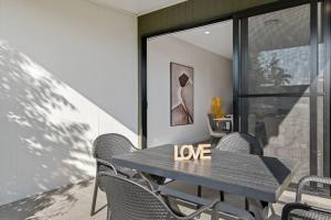 Luxury 4BR Home with Pool Gym and BBQ in Helensvale