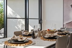 Luxury 4BR Home with Pool Gym and BBQ in Helensvale