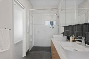 Luxury 4BR Home with Pool Gym and BBQ in Helensvale