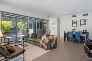 Stylish 4BR Home with BBQ and Media Room in Mt Ommaney