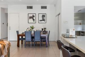 Stylish 4BR Home with BBQ and Media Room in Mt Ommaney