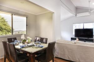 Spacious 5BR Retreat with Balcony Near Hotspots