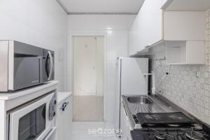 Apto completo 2Q a 80m da Praia em BC IDI0306