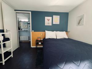 Peaceful room on a houseboat in the city centre