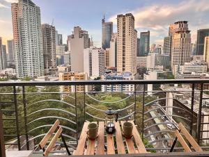 1BR Corner Unit with Balcony