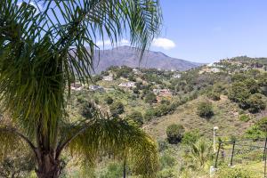 Stylish Estepona Hills Apartment with Lovely Views