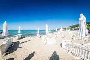 Beachfront, 2 Bed with Sea Views
