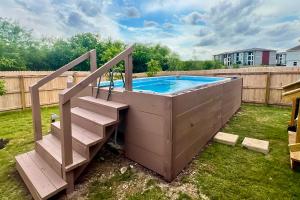 6 Mi to Lackland AFB: Hot Tub, Pool & Game Room!
