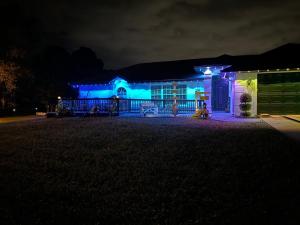 Casa de campo moderna y elegante, ideal para grupos grandes rodeada de naturaleza y tranquilidad cerca Silver Springs