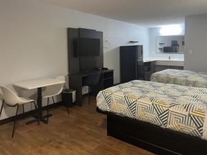 Quadruple Room - Non-Smoking room in Studio 6 Suites Hurricane WV