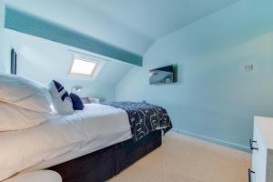 Sleeps 12, Free Parking, 100m from Anfield Stadium