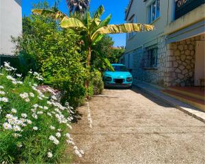 NEW renovated spacious 2 BR Apt AC 300m from Beach