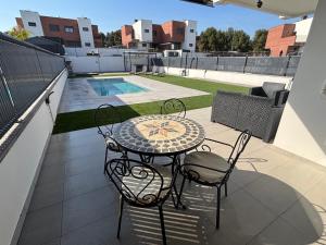 Casa con piscina y parking en Roda de Berà