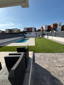Casa con piscina y parking en Roda de Berà