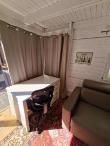 Villa avec piscine et dépendance