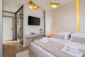 Luxury seafront Villa Noles with heated Pool, Jacuzzi, EV near Zadar