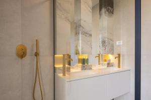 Luxury seafront Villa Noles with heated Pool, Jacuzzi, EV near Zadar