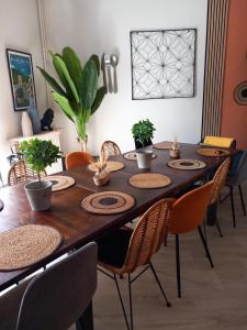 Appartements Les Loges Du Theatre MAISON de 150m2 PRIVE reservable de 2 a 14 personnes tout equipe au pied de l'AVENUE DE CHAMPAGNE et toutes commodites DEGUSTATION CHAMPAGNE OFFERTE jacuzzi sauna jeux velos EMPLACEMENT EXCEPTIONNEL et CHIC : photos des chambres