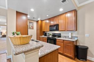 Stylish 3BR Apt with Pool Gym & Basketball Court