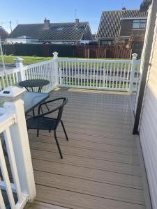 Lovely 8 Berth Caravan With Large Decking Area In Caister, Norfolk Ref 65055Eb