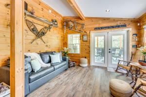 Relax Fireside! Creek Cabin 9 Mi to Dtwn Murphy