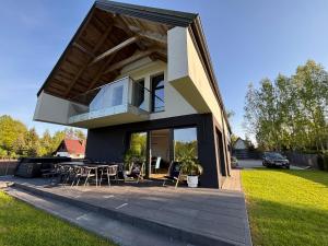 Enklawa Winiec - nowoczesny dom nad jeziorem, 6 sypialni, jacuzzi