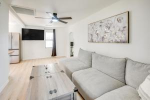 Stroll to Shore Retreat with Yard in Daytona Beach - 3hvězdičkové hotely ve městě Daytona Beach