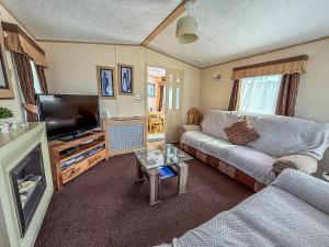 Brilliant 6 Berth Caravan For Hire With Decking By The Norfolk Coast Ref 50064G