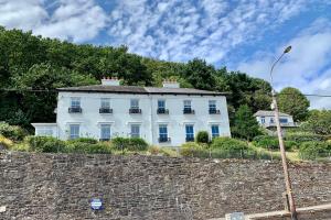 PERIWINKLE COTTAGE, with the most amazing sea view