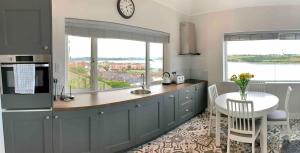 PERIWINKLE COTTAGE, with the most amazing sea view